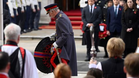 Le roi Charles dépose une couronne alors qu’il assiste à la cérémonie du dimanche du Souvenir au cénotaphe de Whitehall, le 13 novembre 2022.