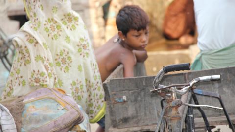 Un jeune garçon dans les ruelles étroites des bidonvilles du village laitier de Bhalswa.
