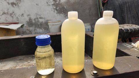 Un échantillon d’eau souterraine de la décharge de Bhalswa dans le nord-ouest de Delhi.