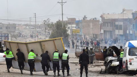Des policiers affrontent des manifestants à Arequipa, au Pérou, le 12 décembre 2022.