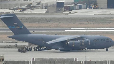 Des soldats américains montent à bord d’un avion de l’US Air Force à l’aéroport de Kaboul le 30 août 2021.