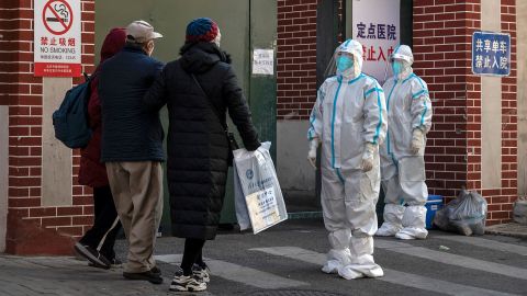 Personnel médical dans une clinique de fièvre traitant des patients atteints de Covid-19 à Pékin, en Chine, le 21 décembre.