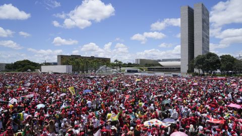 Les partisans de Lula se rassemblent pour assister à son investiture en tant que nouveau président, à Brasilia, au Brésil, le dimanche 1er janvier 2023. 
