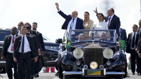 Lula, son épouse Rosangela Silva, le vice-président élu Geraldo Alckmin, à droite, et son épouse, Maria Lucia Ribeiro, se rendent au Congrès pour leur cérémonie d’assermentation, à Brasilia, au Brésil, le dimanche 1er janvier 2023.