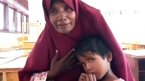 Hatemon Nesa et sa fille de 5 ans, Umme Salima, dans un refuge de la province d’Aceh en Indonésie.