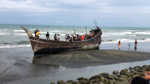 Le bateau en bois branlant qui transportait Hatemon Nesa et sa fille, Umme Salima, photographié dans la province d’Aceh, en Indonésie.