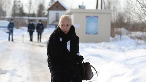 Yulia Navalnaya quitte l’établissement correctionnel pour hommes IK-2 après une audience, dans la ville de Pokrov, dans la région de Vladimir, en Russie, le 15 février 2022.