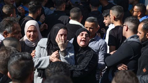 Les membres de la famille de l’un des Palestiniens tués lors du raid israélien le 26 janvier 2023 pleurent sa mort lors de son cortège funèbre à Jénine.