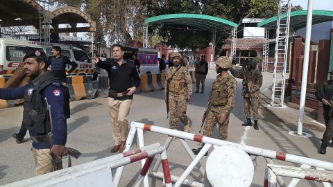 Des soldats et des policiers ouvrent la voie aux ambulances qui se précipitent vers le site de l’explosion à Peshawar, au Pakistan, le 30 janvier 2023. 