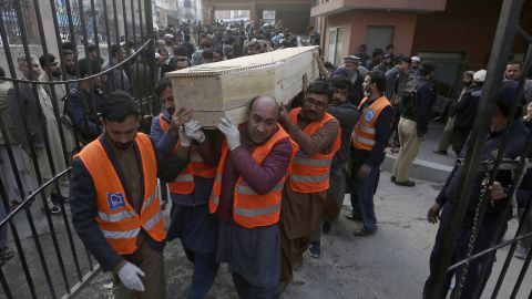 Des volontaires portent le cercueil d’un homme tué dans l’attentat suicide présumé à Peshawar, au Pakistan, le 30 janvier 2023. 