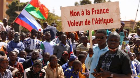 Des gens exigent le départ des troupes Français du Burkina Faso lors d’une manifestation à Ouagadougou le 20 janvier 2023.