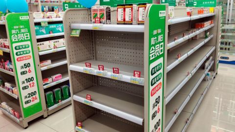 Des étagères vides de médicaments contre la toux dans la province centrale du Hubei en Chine, le 20 décembre 2022.