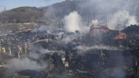 Des pompiers et des secouristes sur le site d’un incendie dans le village de Guryong à Séoul, en Corée du Sud, le 20 janvier.