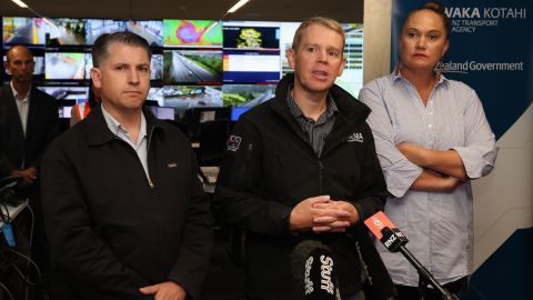 Le Premier ministre néo-zélandais Chris Hipkins (C), la vice-Première ministre Carmel Sepuloni (à droite) et le ministre des Transports Michael Wood (à gauche) dans la salle des opérations de transport de Waka Kotahi Auckland avant l’arrivée du cyclone Gabrielle le 12 février à Auckland.