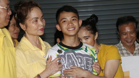 Des proches de Duangphet Phromthep l’accueillent après son sauvetage en juillet 2018. 
