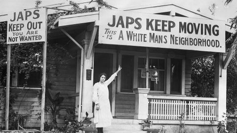 En 1923, la Hollywood Association a lancé une campagne pour expulser les Japonais de leur communauté. Une résidente d’Hollywood, Mme B. G. Miller, montre un panneau anti-japonais sur sa maison.