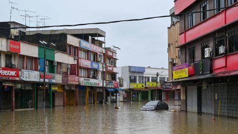 La ville de Kota Tinggi inondée par les eaux de crue.