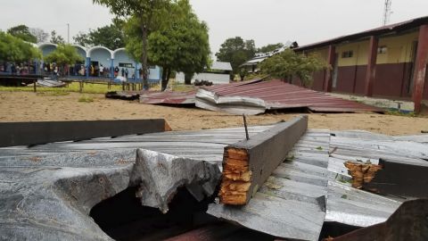 Le toit endommagé d’une école gît dans la cour de récréation à Vilanculos, au Mozambique, le 24 février.