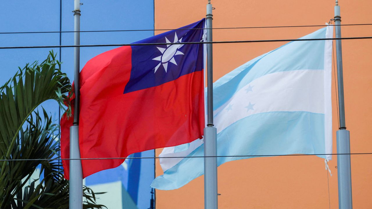 Les drapeaux de Taïwan et du Honduras devant l’ambassade de Taïwan à Tegucigalpa, au Honduras, le 15 mars 2023.