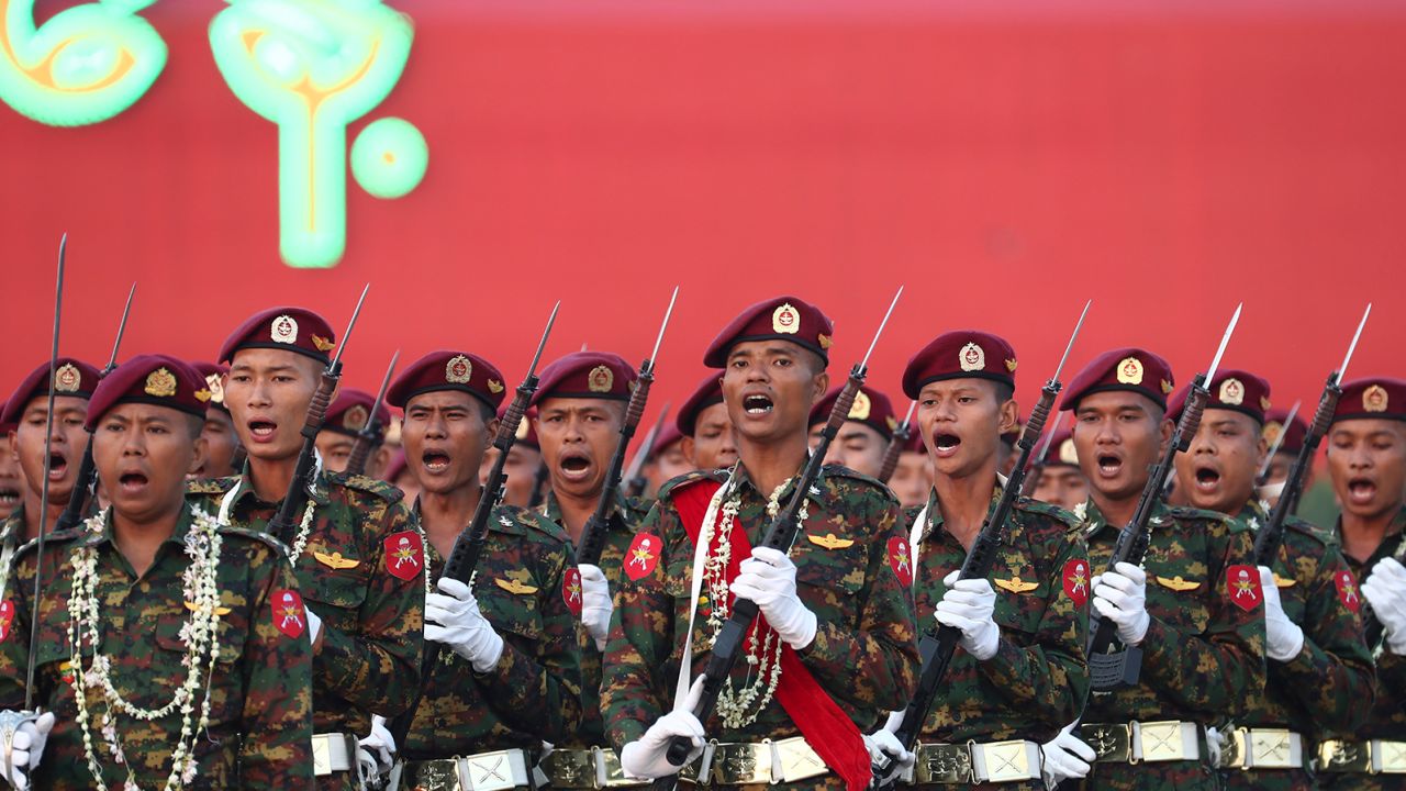 Des officiers militaires défilent lors d’un défilé pour commémorer la 78e Journée des forces armées du Myanmar à Naypyidaw, au Myanmar, le lundi 27 mars 2023.