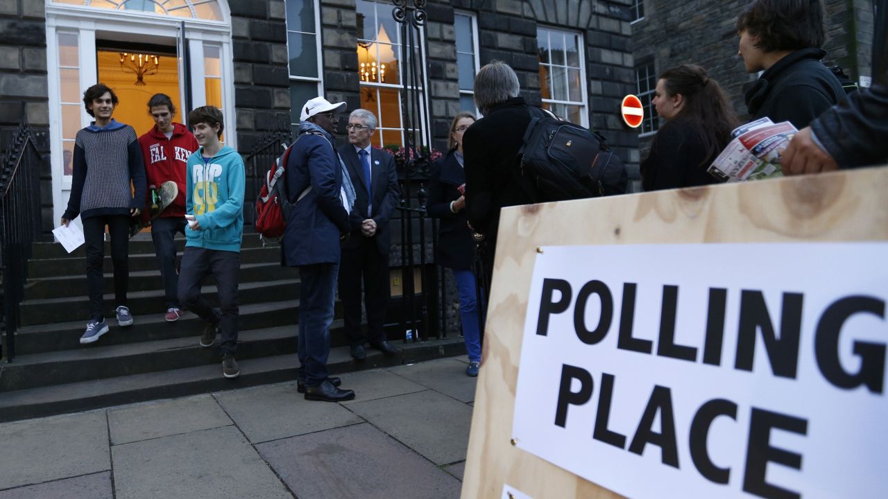 Les jeunes électeurs ont voté sur l’indépendance écossaise à Édimbourg, en Écosse, le 18 septembre 2014. 