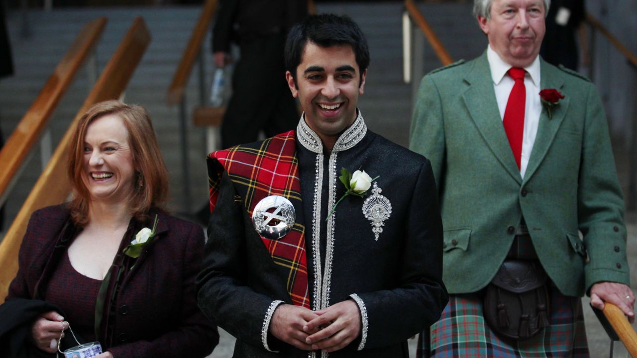 Humza Yousaf sourit en descendant les escaliers après la cérémonie de serment et d’affirmation solennelle du Parlement écossais à Édimbourg, en Écosse, le 11 mai 2011. 