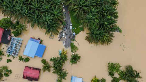 Une vue aérienne montre l’étendue des inondations dans la ville de Yong Peng, située dans l’État de Johor, dans le sud de la Malaisie, le 4 mars 2023.