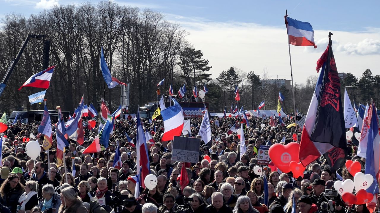 Des agriculteurs se rassemblent au parc Zuider pour protester contre la politique agricole du gouvernement sur la réduction des émissions d’azote à La Haye, aux Pays-Bas, le 11 mars 2023. 