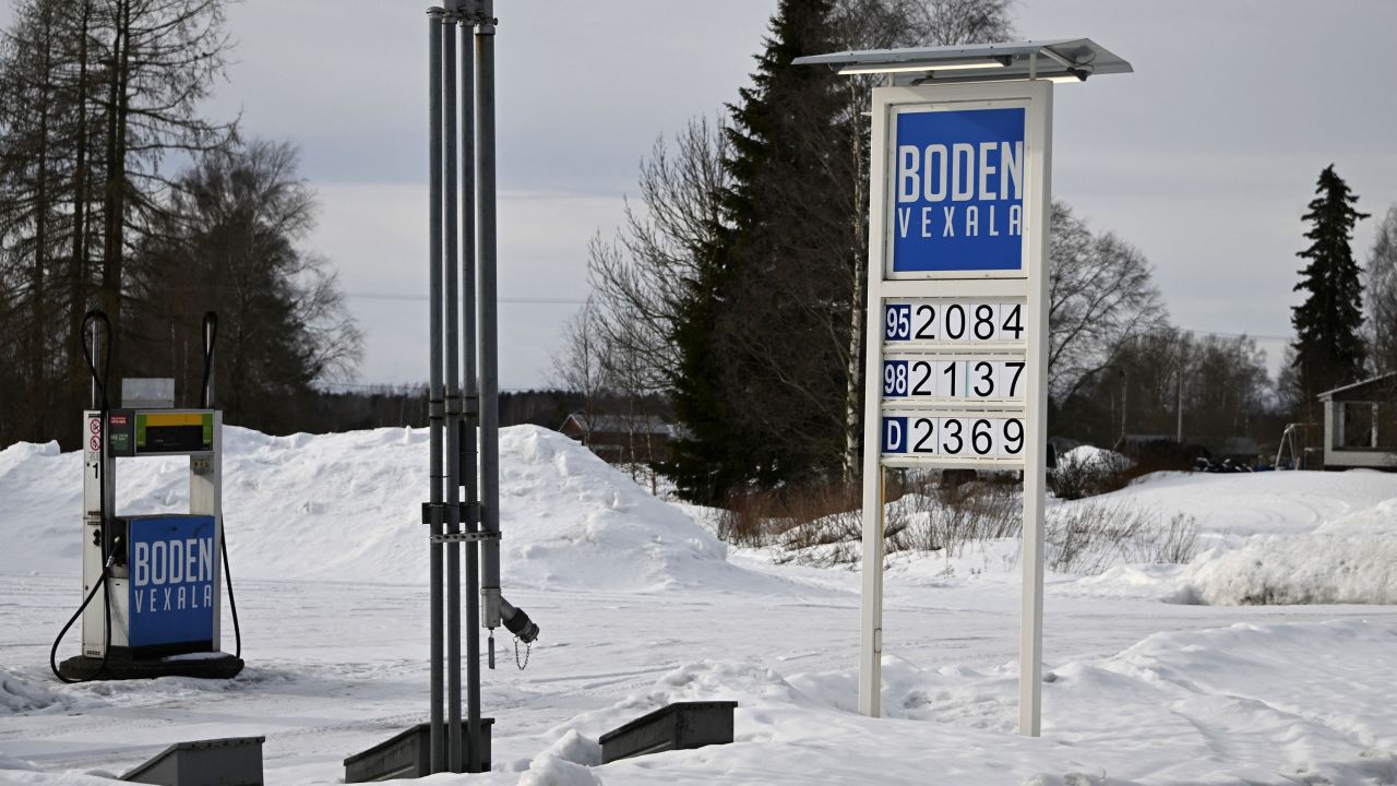 Prix du carburant supérieurs à 2 euros le litre dans une station-service Boden à Vexala, dans l’ouest de la Finlande, le 10 mars 2022.