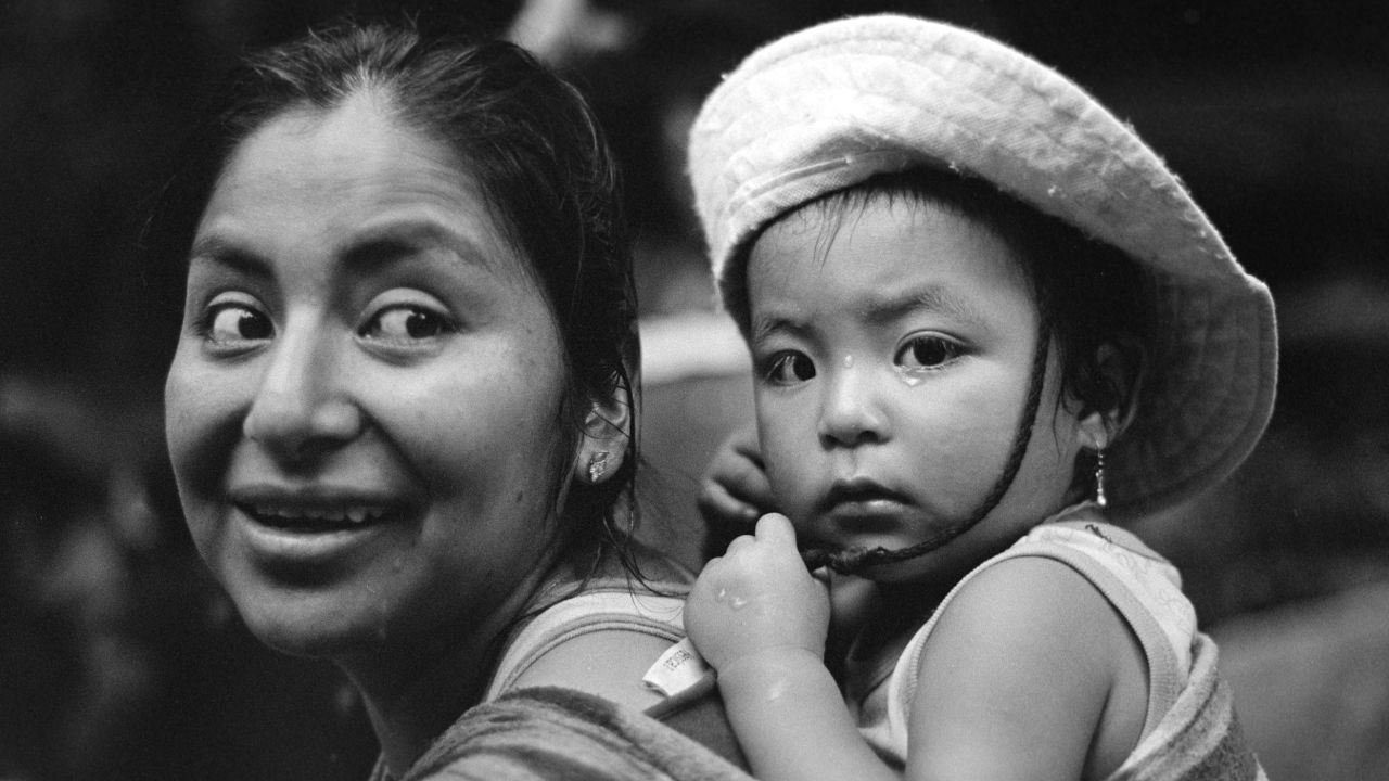 Une femme péruvienne et son bébé s’arrêtent un moment sur le trek. 