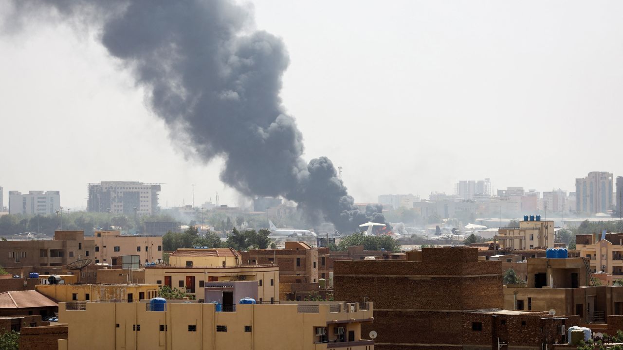 De la fumée s’élève des avions en feu à l’intérieur de l’aéroport de Khartoum lors des affrontements du 17 avril. 