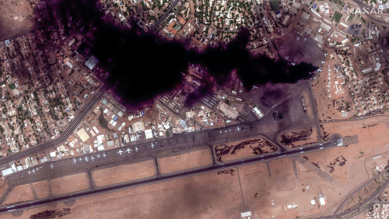 Images satellite du panache de fumée à l’aéroport international de Khartoum dimanche.