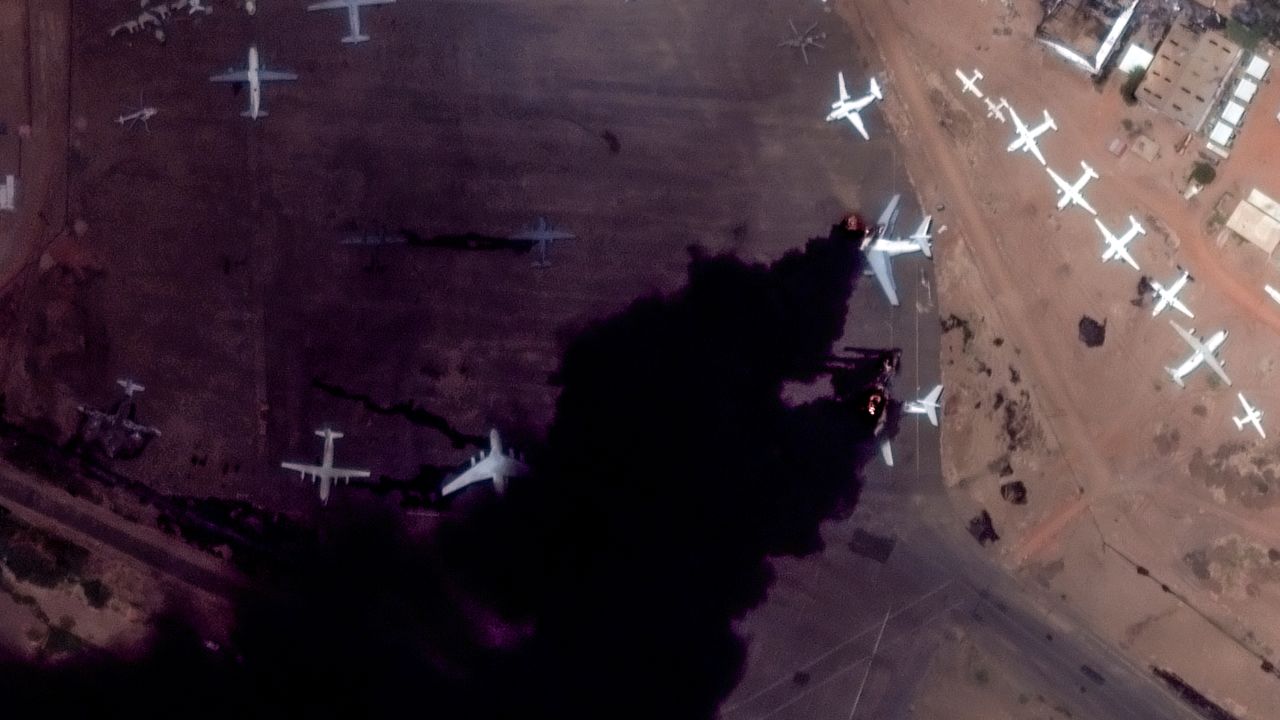 Cette image satellite fournie par Maxar Technologies montre deux avions en feu à l’aéroport international de Khartoum, au Soudan, dimanche 16 avril 2023.