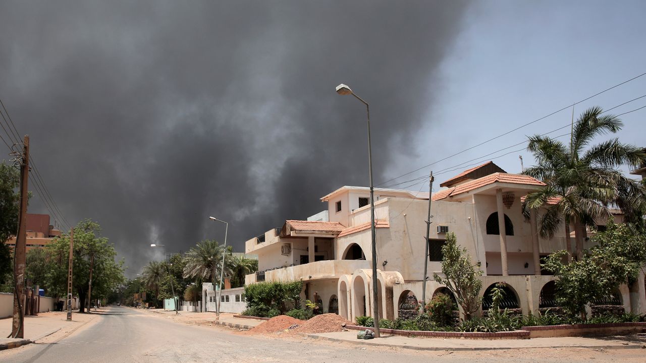 De la fumée s’élève d’un quartier de Khartoum, au Soudan, le samedi 15 avril 2023. 