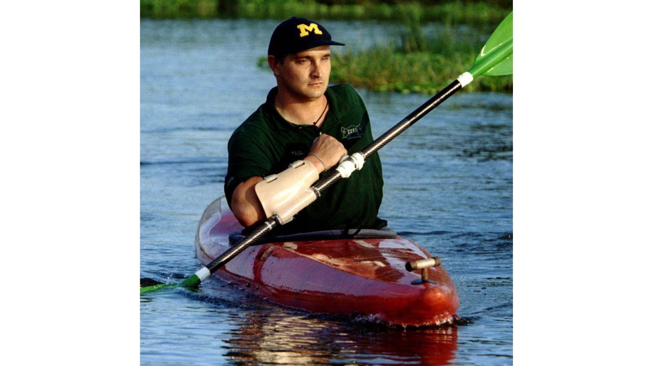 Paul Templer, qui a perdu son bras gauche lors de l’attaque de l’hippopotame en 1996, pagaie un kayak avec une pagaie spécialement conçue deux ans plus tard pour s’entraîner à sa descente record du fleuve Zambèze.