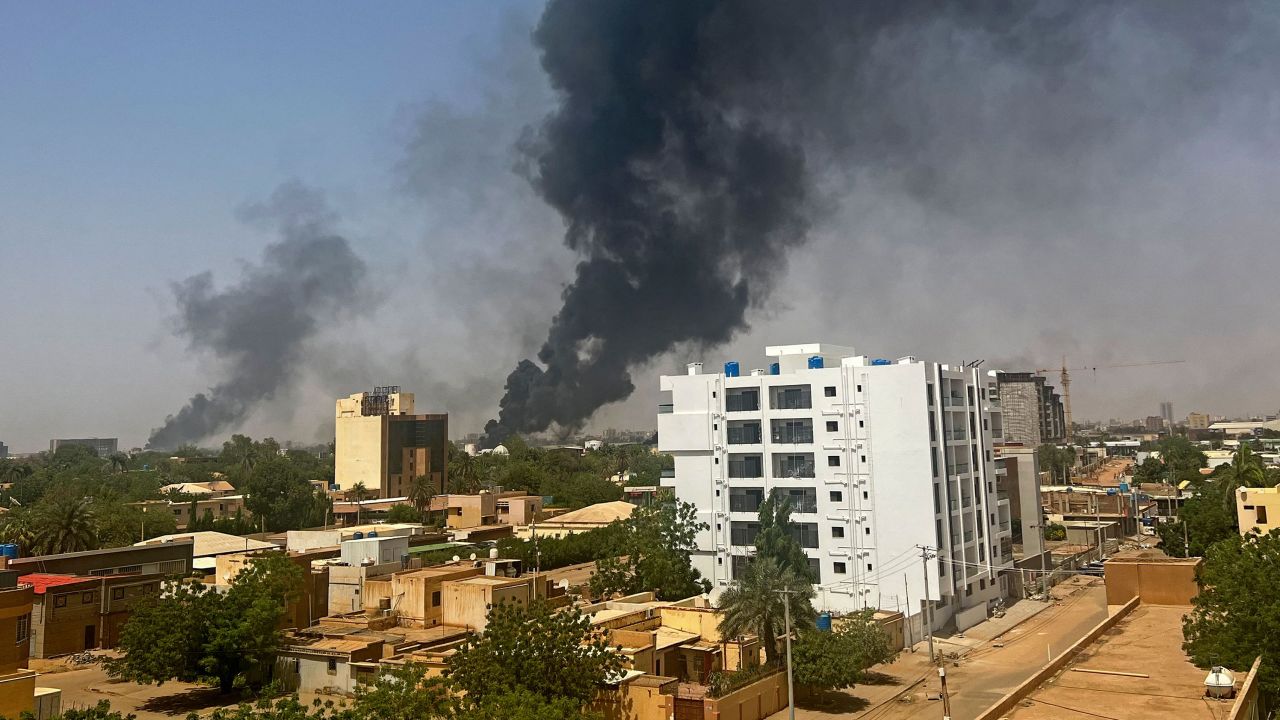 De la fumée s’élève au-dessus de bâtiments résidentiels à Khartoum, au Soudan, le 16 avril 2023.