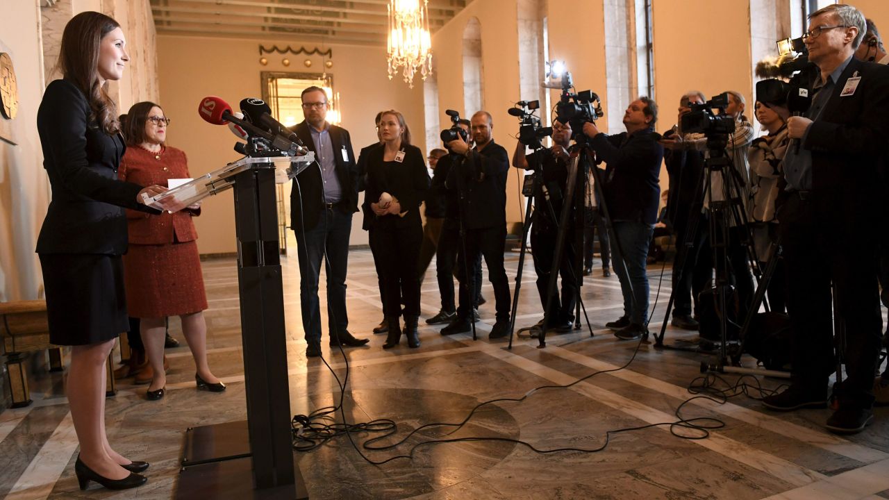 Marin s’adresse aux médias après avoir prêté serment lors d’une session du Parlement finlandais à Helsinki le 10 décembre 2019.