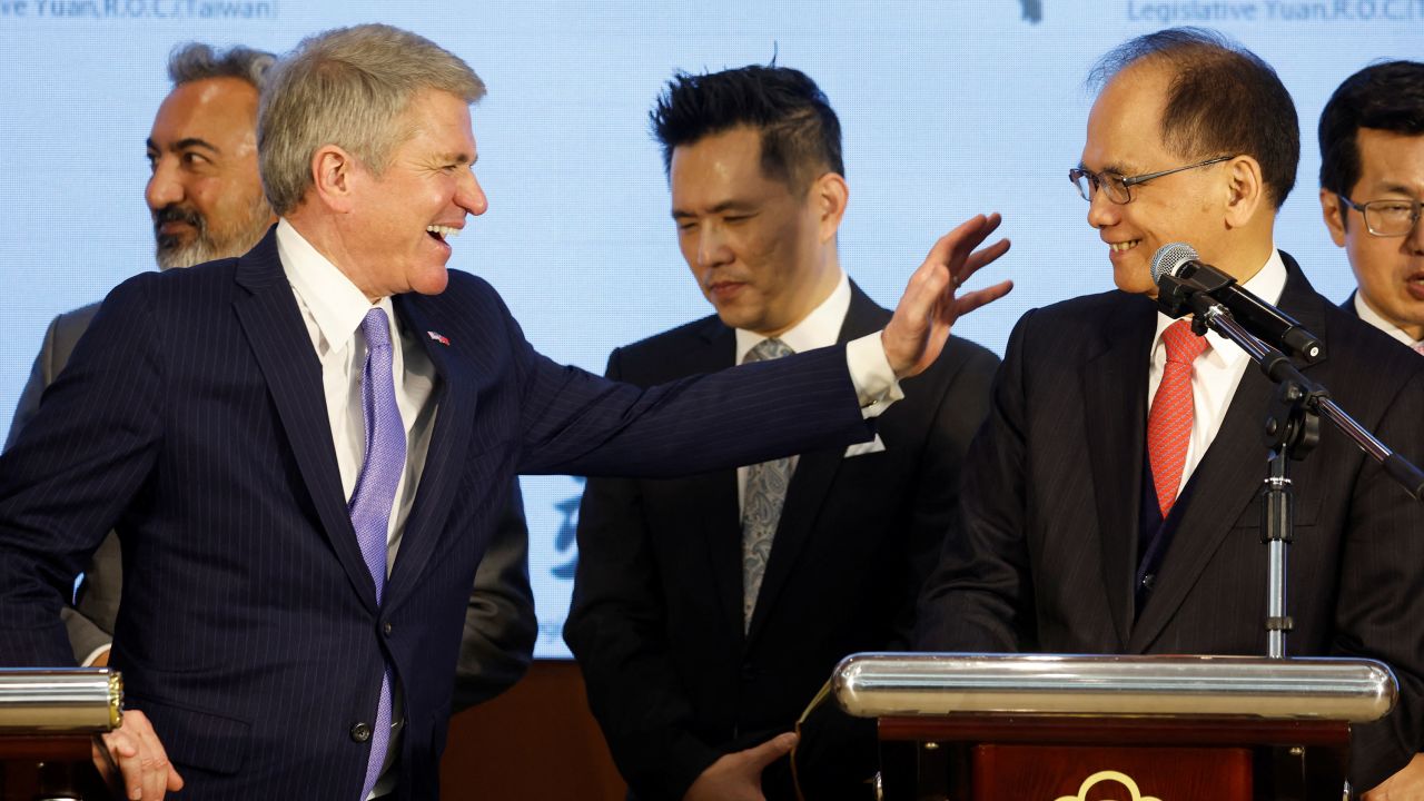 Michael McCaul (à gauche) Le président du Parlement taïwanais You Si-kun (à droite) photographié à Taipei, Taïwan le vendredioui. McCaul a déclaré que l’accélération de la livraison d’armes à l’île est 