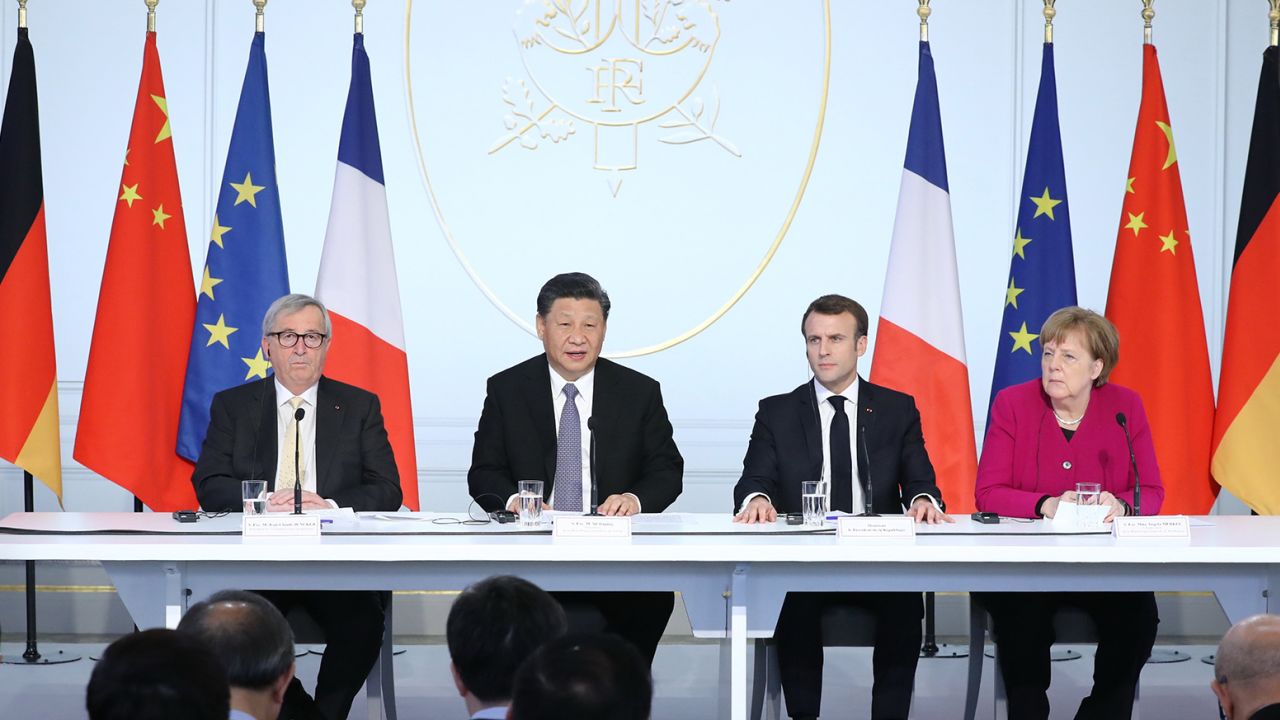 Le président de la Commission européenne de l’époque, Jean-Claude Juncker, le dirigeant chinois Xi Jinping, le président français Emmanuel Macron et la chancelière allemande Angela Merkel assistent à un événement à Paris en 2019. 