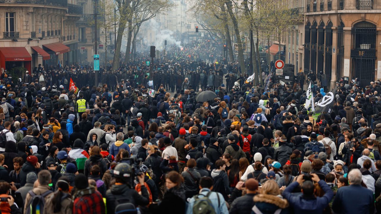 Des gens manifestent dans les rues pour le 12e jour de grèves nationales au milieu des manifestations contre la réforme des retraites le 13 avril 2023 à Paris, en France. 