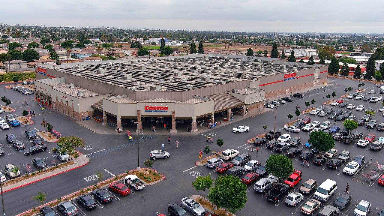 Des panneaux solaires sur le toit d’un magasin Costco à Ingelwood, en Californie, en 2021. Costco a déclaré à CNN que 95 magasins aux États-Unis avaient des installations solaires sur les toits.